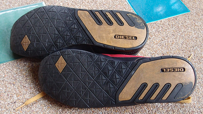 รองเท้าสนีคเกอร์ DIESEL ของแท้ รุ่น ARAMIS ดำขาวแดง Sneaker sportive uomo