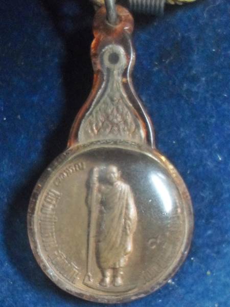  เหรียญยืนหลังรวมใจ หลวงปู่แหวน สุจิณฺโณ วัดดอยแม่ปั๋ง อ.พร้าว จ.เชียงใหม่ปี 2518 5นัด