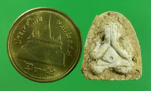 พระปิดตาเนื้อผง หลังยันต์ "มิ" ในใบโพธิ์