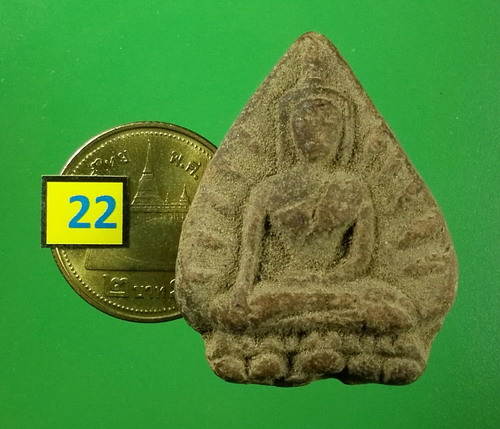 พระทรงใบโพธิ์หรือกลีบบัว วัดพระธาตุไชยา จ.สุราษฎร์ธานี เนื้อว่าน