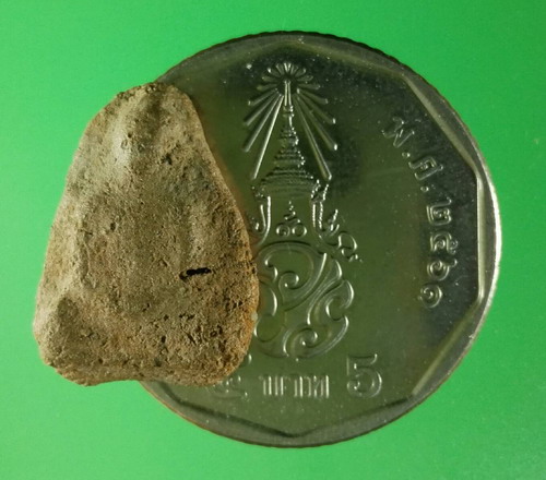 พระร่วงนั่ง กรุร่องไม้แดง คีรีมาศ สุโขทัย เนื้อจัดมาก สูง 1.8 ซม.