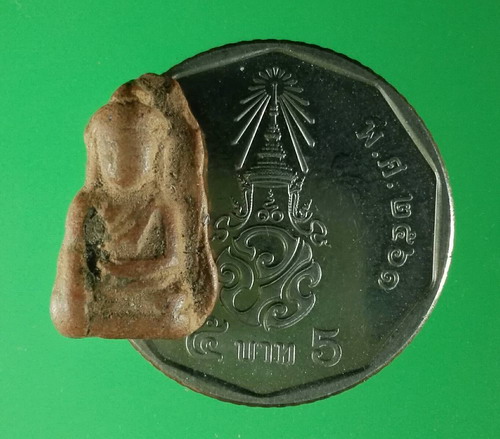 พระร่วงนั่ง กรุร่องไม้แดง คีรีมาศ สุโขทัย สูง 1.8 ซม.