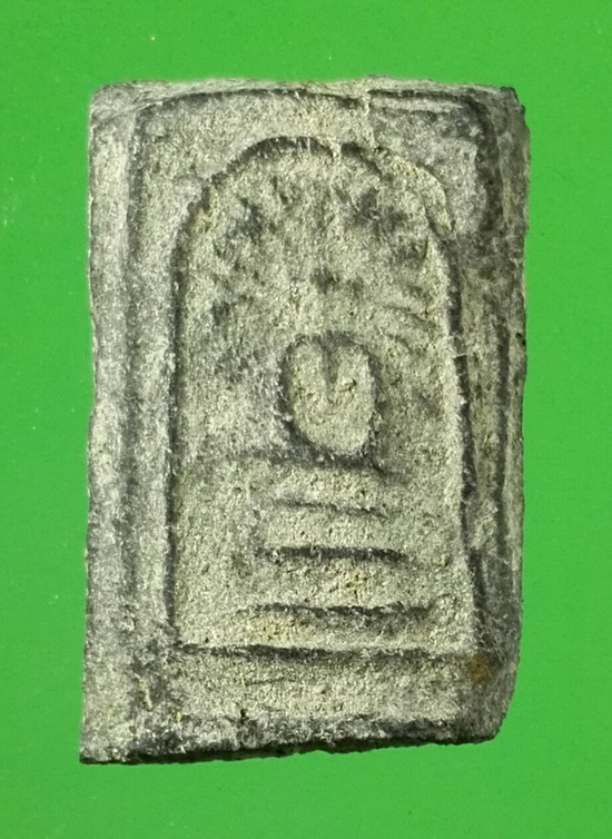 พระกรุคลองขอม พิมพ์รัศมี เนื้อดำ