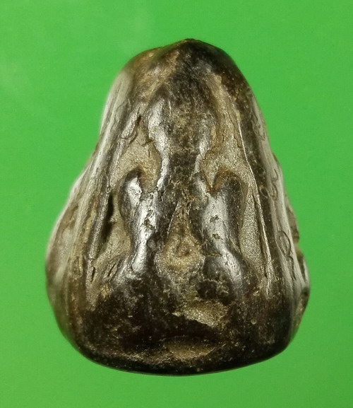 พระปิดตาพิชัยสามหน้า เนื้อผงใบลาน จารยันต์เก่ารอบด้าน รอยจารคมลึกเส้นเล็ก แห้งมัน ถึงยุคอยุธยาตอนปลา