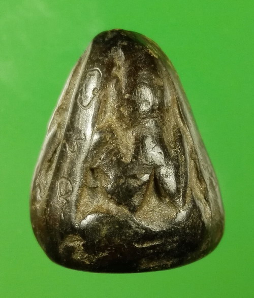 พระปิดตาพิชัยสามหน้า เนื้อผงใบลาน จารยันต์เก่ารอบด้าน รอยจารคมลึกเส้นเล็ก แห้งมัน ถึงยุคอยุธยาตอนปลา