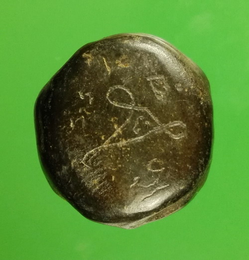 พระปิดตาพิชัยสามหน้า เนื้อผงใบลาน จารยันต์เก่ารอบด้าน รอยจารคมลึกเส้นเล็ก แห้งมัน ถึงยุคอยุธยาตอนปลา