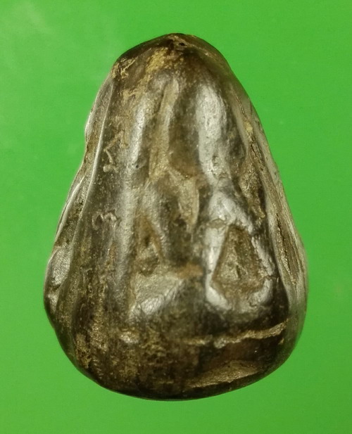 พระปิดตาพิชัยสามหน้า เนื้อผงใบลาน จารยันต์เก่ารอบด้าน รอยจารคมลึกเส้นเล็ก แห้งมัน ถึงยุคอยุธยาตอนปลา