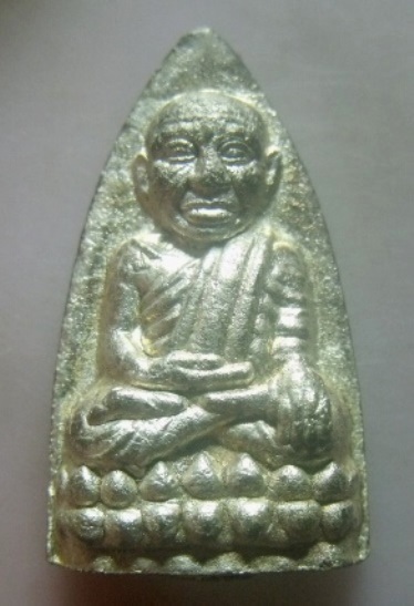 **วัดใจ**หลวงปู่ทวดหลังเตารีดพิมพ์สะดุ้งกลับ รุ่นแรก เนื้อนวะพรายเงิน วัดบวรฯ ปี ๒๕๔๐**สวยๆ หายาก