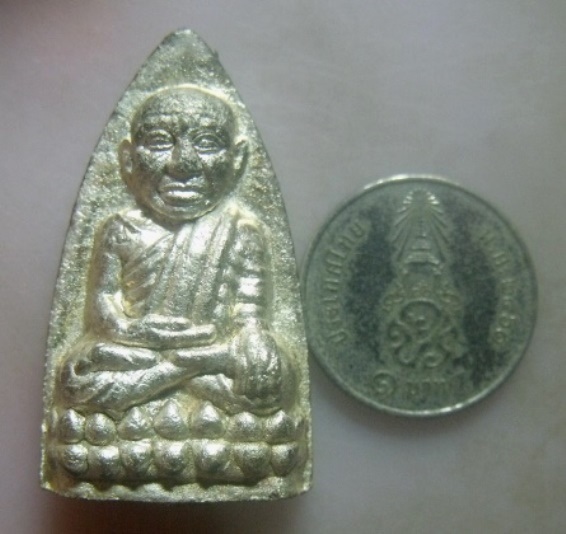 **วัดใจ**หลวงปู่ทวดหลังเตารีดพิมพ์สะดุ้งกลับ รุ่นแรก เนื้อนวะพรายเงิน วัดบวรฯ ปี ๒๕๔๐**สวยๆ หายาก
