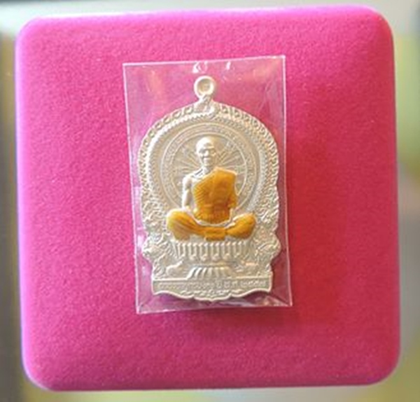 หลวงพ่อคูณ / นั่งพานคูณเศรษฐี 91 ปี 2557 **เนื้อเงิน ลงยาจีวร ** เลขสวยๆ #๕๕๔#