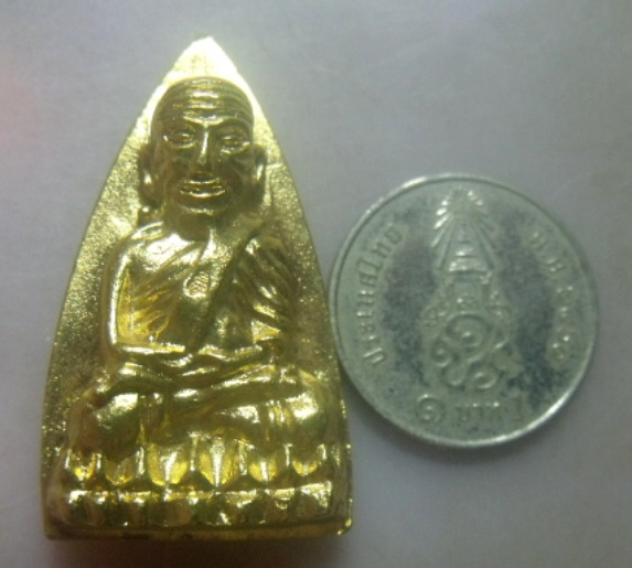**วัดใจ**หลวงปู่ทวดเตารีด หลังลายเซ็น เนื้อกะไหล่ทอง ตอกโค้ดนะ คอจุด วัดบวรฯ ปี ๒๕๔๓**สวยๆ หายาก