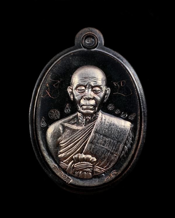 เหรียญรูปไข่ หลวงพ่อคูณ รุ่นปาฏิหาริย์ EOD เนื้อทองรมดำ หน้ากากเงิน หลังแบบ ไม่ตัดปีก มีจาน เลข ๑๒๘