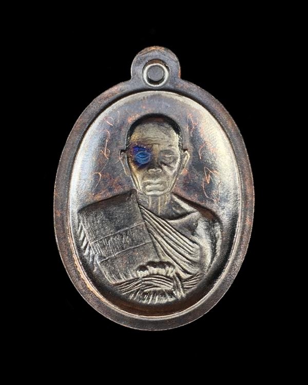 เหรียญรูปไข่ หลวงพ่อคูณ รุ่นปาฏิหาริย์ EOD เนื้อทองรมดำ หน้ากากเงิน หลังแบบ ไม่ตัดปีก มีจาน เลข ๑๒๘