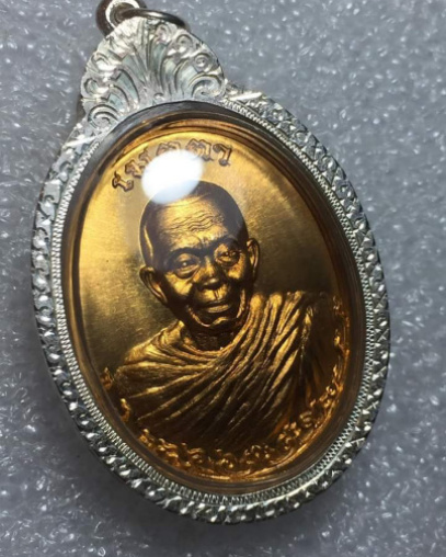 หลวงพ่อคูณ"เมตตาห่มคลุมเนื้อทองทิพย์*พร้อมกรอบเงิน งานมือสวยจัด@กรอบเงินแท้พระแท้สวยจัด