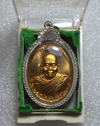 หลวงพ่อคูณ"เมตตาห่มคลุมเนื้อทองทิพย์*พร้อมกรอบเงิน งานมือสวยจัด@กรอบเงินแท้พระแท้สวยจัด