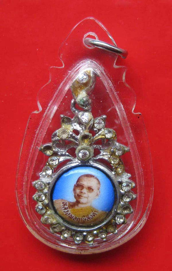 ล็อกเก็ตล้อมเพชรทรงกลมหลังยันต์เกาะเพชร ปี2528