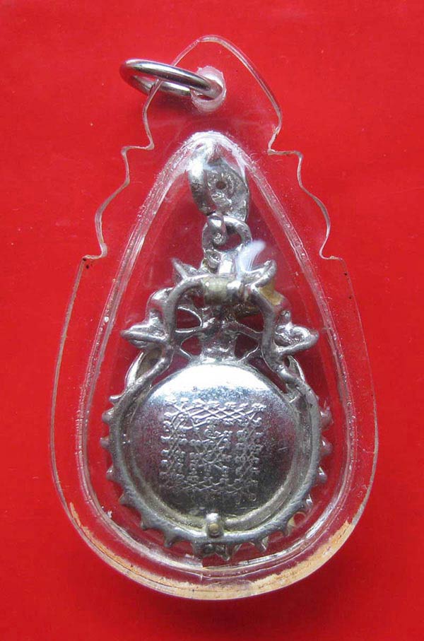 ล็อกเก็ตล้อมเพชรทรงกลมหลังยันต์เกาะเพชร ปี2528