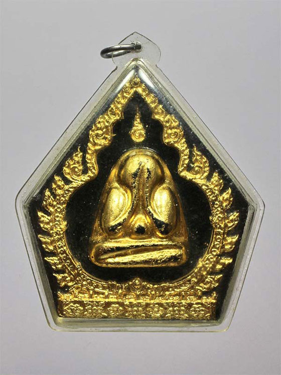 พระปิดตาห้าเหลี่ยม ซุ้มลายกนก พิมพ์จัมโบ้ เจ้าคุณวิเชียร วัดเครือวัลย์ ชลบุรี ปี 2519