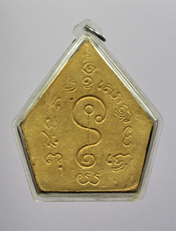 พระปิดตาห้าเหลี่ยม ซุ้มลายกนก พิมพ์จัมโบ้ เจ้าคุณวิเชียร วัดเครือวัลย์ ชลบุรี ปี 2519