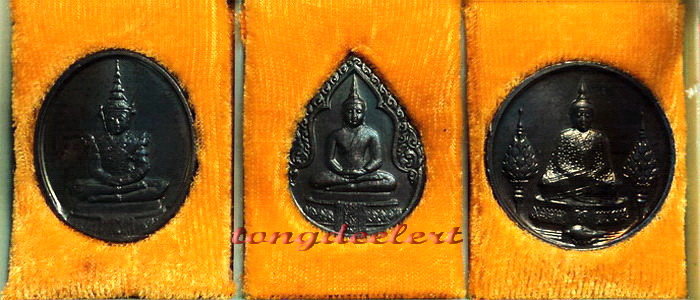 เหรียญพระแก้วมรกต ภปร.ฉลองกรุงรัตนโกสินทร์ 200 ปี พ.ศ. 2525 ครบชุด 3 ฤดู สวยมากค่ะ