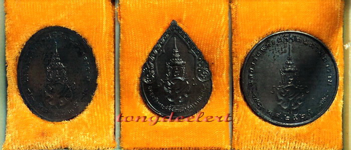 เหรียญพระแก้วมรกต ภปร.ฉลองกรุงรัตนโกสินทร์ 200 ปี พ.ศ. 2525 ครบชุด 3 ฤดู สวยมากค่ะ