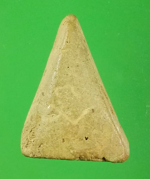 พระนางพญา เนื้อดิน หลังยันต์ กรุคูยาง กำแพงเพชร