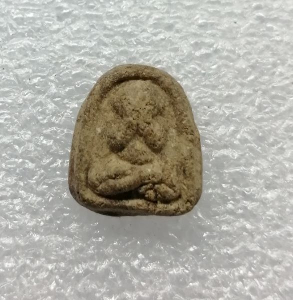 พระปิดตาเนื้อผงสวยๆเก่าๆครับ