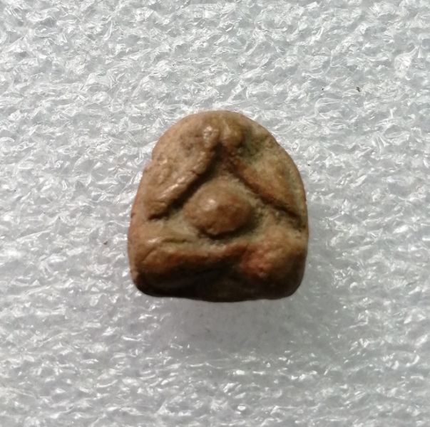 พระปิดตาเนื้อดินเก่าๆครับ