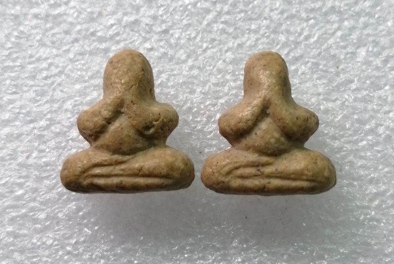 พระปิดตาสองหน้าองค์เล็กสวยๆครับ