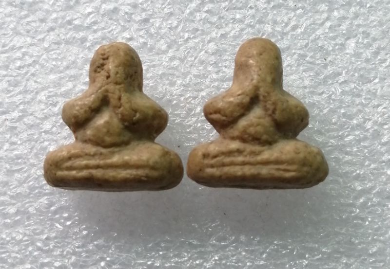 พระปิดตาสองหน้าองค์เล็กสวยๆครับ