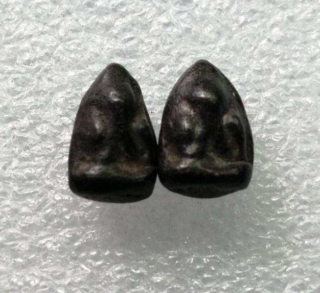 พระปิดตาจิ๋วเนื้อผงคลุกรักษ์สวยๆ2องค์เคาะเดียว