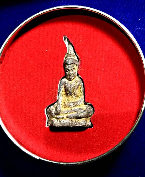 พระท่ากระดาน เนื้อชิน สนิมแดง กรุวัดหมอเฒ่า จ.กาญจนบุรี ( สภาพเดิมๆพร้อมกล่องจากวัด ) อายุ 800/1200