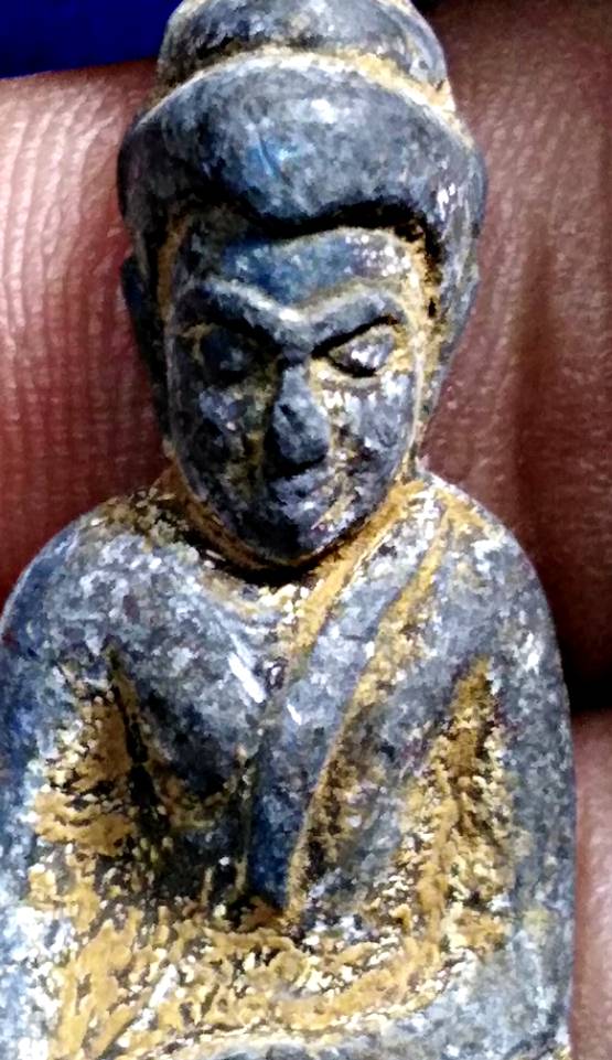 พระท่ากระดาน เนื้อชิน สนิมแดง กรุวัดหมอเฒ่า จ.กาญจนบุรี ( สภาพเดิมๆพร้อมกล่องจากวัด ) อายุ 800/1200