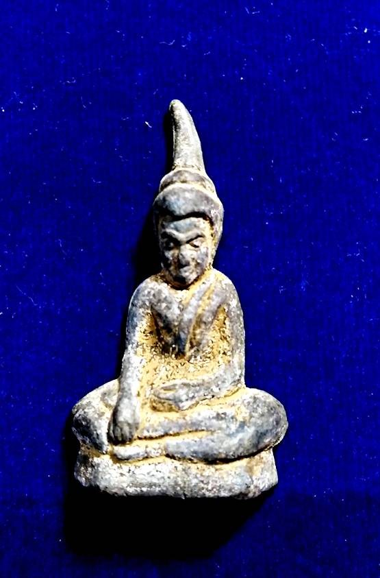 พระท่ากระดาน เนื้อชิน สนิมแดง กรุวัดหมอเฒ่า จ.กาญจนบุรี ( สภาพเดิมๆพร้อมกล่องจากวัด ) อายุ 800/1200