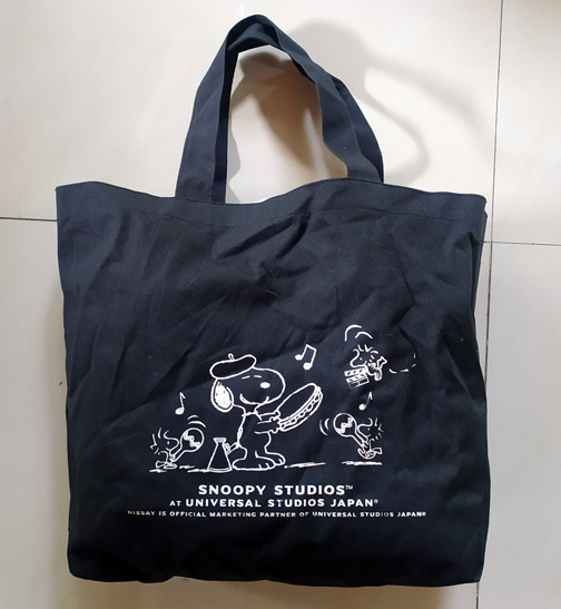 กระเป๋าสะพาย Snoopy Studios ของแท้ ไม่มีขายข้างนอก ต้องไปซื้อที่ UNIVERSAL STUDIO JAPAN เท่านั้น