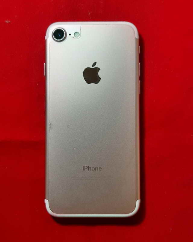 iPhone 7 128GB อุปกรณ์สายขาร์จ หูฟังของแท้ใหม่เอี่ยมสภาพนางฟ้า พร้อมกล่องเดิมๆ