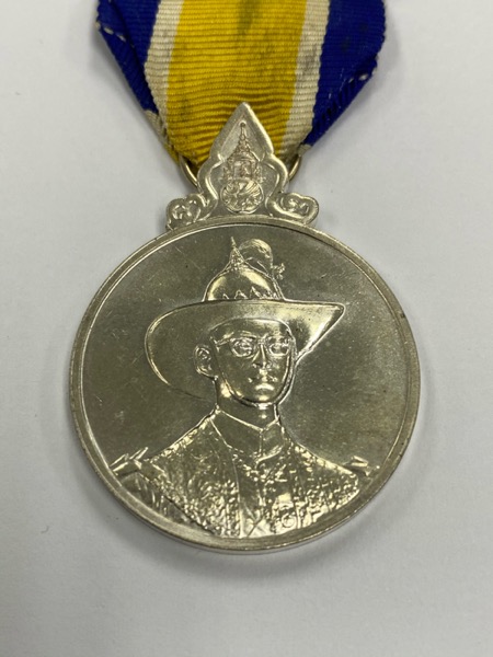 เหรียญเงิน แพรแถบ72พรรษา ปี2542 ในหลวง รัชกาลที่9 แพรแถบเดิม สภาพสวย