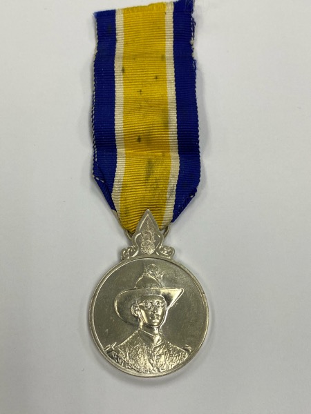 เหรียญเงิน แพรแถบ72พรรษา ปี2542 ในหลวง รัชกาลที่9 แพรแถบเดิม สภาพสวย