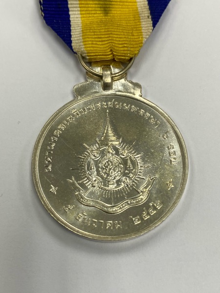 เหรียญเงิน แพรแถบ72พรรษา ปี2542 ในหลวง รัชกาลที่9 แพรแถบเดิม สภาพสวย