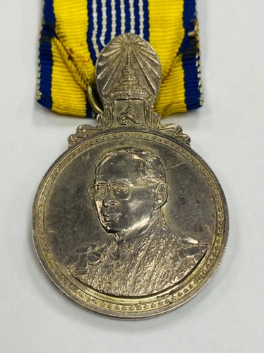 เหรียญในหลวงรัชกาลที่ 9ที่ระลึกประดับแพรแถบ พระราชพิธีมหามงคลเฉลิมพระชนมพรรษา 7รอบ 5 ธันวาคม 2554