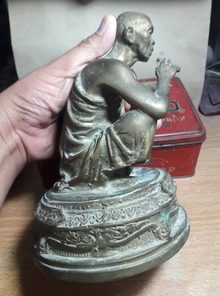 พระบูชาหลวงพ่อคูณ นั่งยอง ขนาดประมาณพระบูชา 5 นิ้ว ตามรูป หลักร้อย