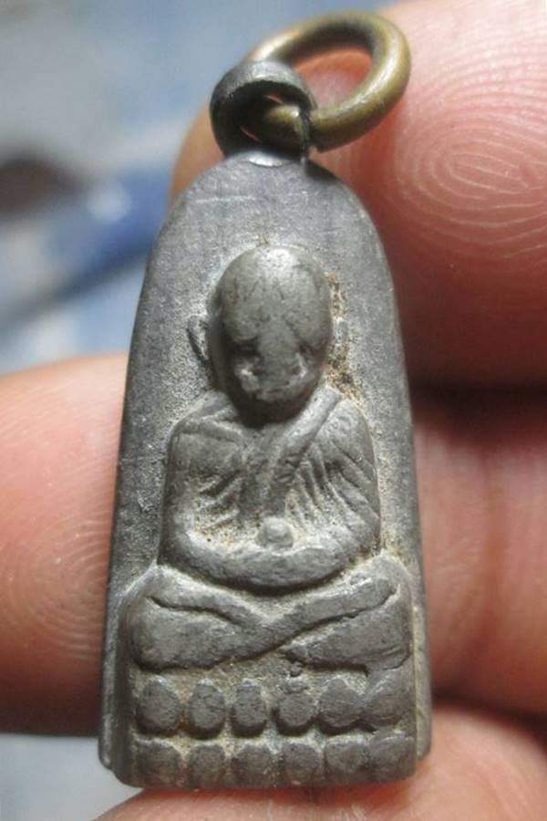 เหรียญหลวงปู่ทวดรุ่นทะเลซุง เนื้อตะกั่ว สภาพใช้ครับ