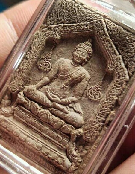 สมเด็จพญาหงษ์ทอง หลวงปู่หมุน รุ่นมหาสมปรารถนา ปี 43 ( มุมล่างปิ่นเล็กน้อยจากการเลี่ยม)