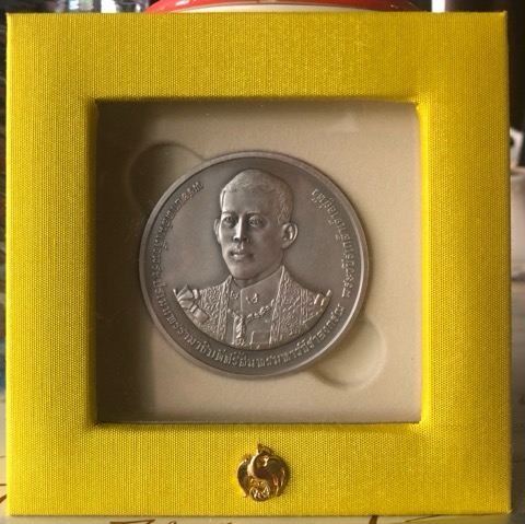 เหรียญที่ระลึกพระราชพิธีบรมราชาภิเษก ในหลวงรัชกาลที่10 เนื้อเงิน รมดำ พ่นทราย