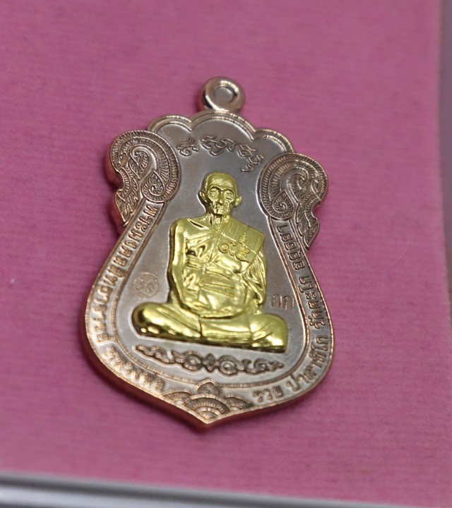 หลวงพ่อรวย ไตรมาส59 เนื้อนวะหน้ากากทองคำ แยกชุด กก.เลข5313 จมูกตามภาพ