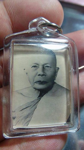 รูปถ่ายขาว-ดำ หลวงพ่อแดง วัดเขาบันไดอิฐ ขนาดห้อยคอ ภาพเก่ามีปรอทขึ้น เป็นเนื้อหนังไก่เก่า