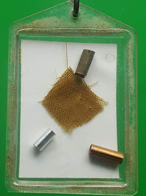 รูปหลวงพ่อคูณ วัดบ้านไร่ พิมพ์เอกลักษณ์ ปี36 หลังตะกรุด 3 K +จีวร