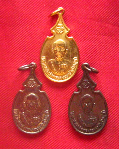 ชุดเหรียญพระจอมเกล้าจ้าอยู่หัว เนื่องในวาระการบูรณะปฏิสังขรณ์องค์พระธาตุจอมเพชร ปี 2530