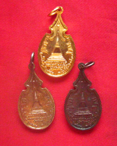 ชุดเหรียญพระจอมเกล้าจ้าอยู่หัว เนื่องในวาระการบูรณะปฏิสังขรณ์องค์พระธาตุจอมเพชร ปี 2530