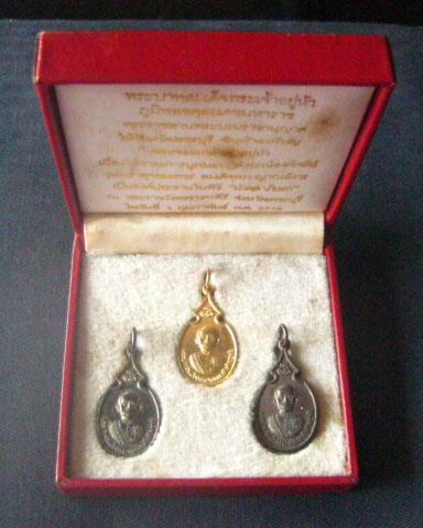 ชุดเหรียญพระจอมเกล้าจ้าอยู่หัว เนื่องในวาระการบูรณะปฏิสังขรณ์องค์พระธาตุจอมเพชร ปี 2530
